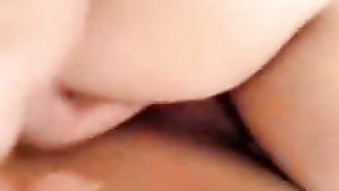 ينيك صحبته في كسها