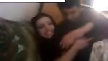 شرموطة محجبة تهري بوس و تقفيش