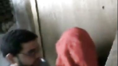 واد زانق بنت فى المحل - سكس عربدة