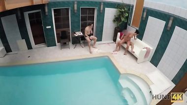 مغامرة جنسية في حمام سباحة خاص والجميلة تمص الزب بكل مه