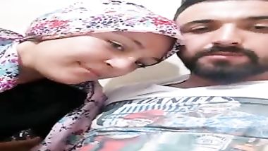 مع خطيبته المحجبة يمصمص فى بزازها ويهريها تفريش - سكس عربدة