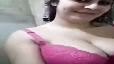 شرموطه تلعب ف بزازها وتهيج تدلع عشيقها