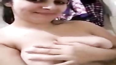 شرموطه تلعب ف بزازها وتهيج تدلع عشيقها