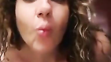 قحبه سورية تلعب في بزازها