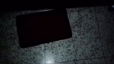 نايمه وقامت على نيكها وهو فضل يلعب بزبه بكل الاءوضاع