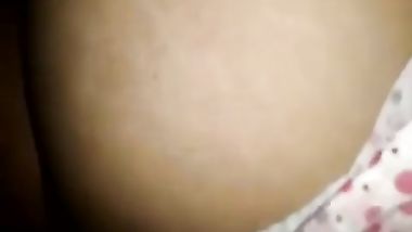 نايمه وقامت على نيكها وهو فضل يلعب بزبه بكل الاءوضاع
