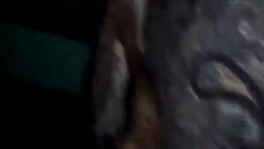 نايمه وقامت على نيكها وهو فضل يلعب بزبه بكل الاءوضاع