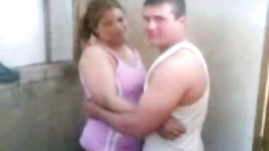 زوج يمارس الجنس مع زوجته امام الكاميرا