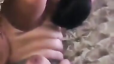 سكس عربي من اتنين واحد يلحس كسها و التاني تمصله زبه