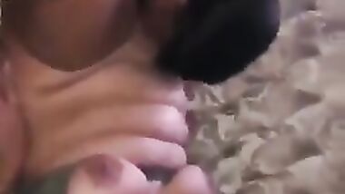 سكس عربي من اتنين واحد يلحس كسها و التاني تمصله زبه