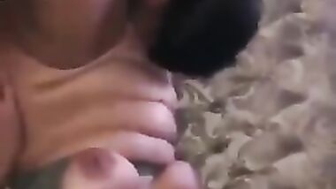 سكس عربي من اتنين واحد يلحس كسها و التاني تمصله زبه