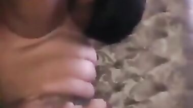 سكس عربي من اتنين واحد يلحس كسها و التاني تمصله زبه