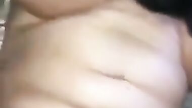 سكس عربي من اتنين واحد يلحس كسها و التاني تمصله زبه
