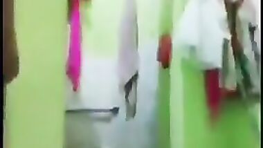 ولد ينيك شرموطة اكبر منه و يضربها علي طيزها علي الواقف