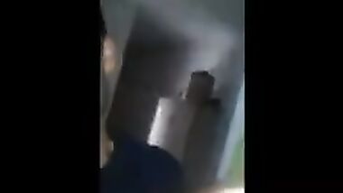 شرموطة تستحمه وصاحبها بيصورها وينيكها