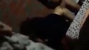 تصوير خفي لشرموطة بتتناك بعنف وهي مش واخده بالها